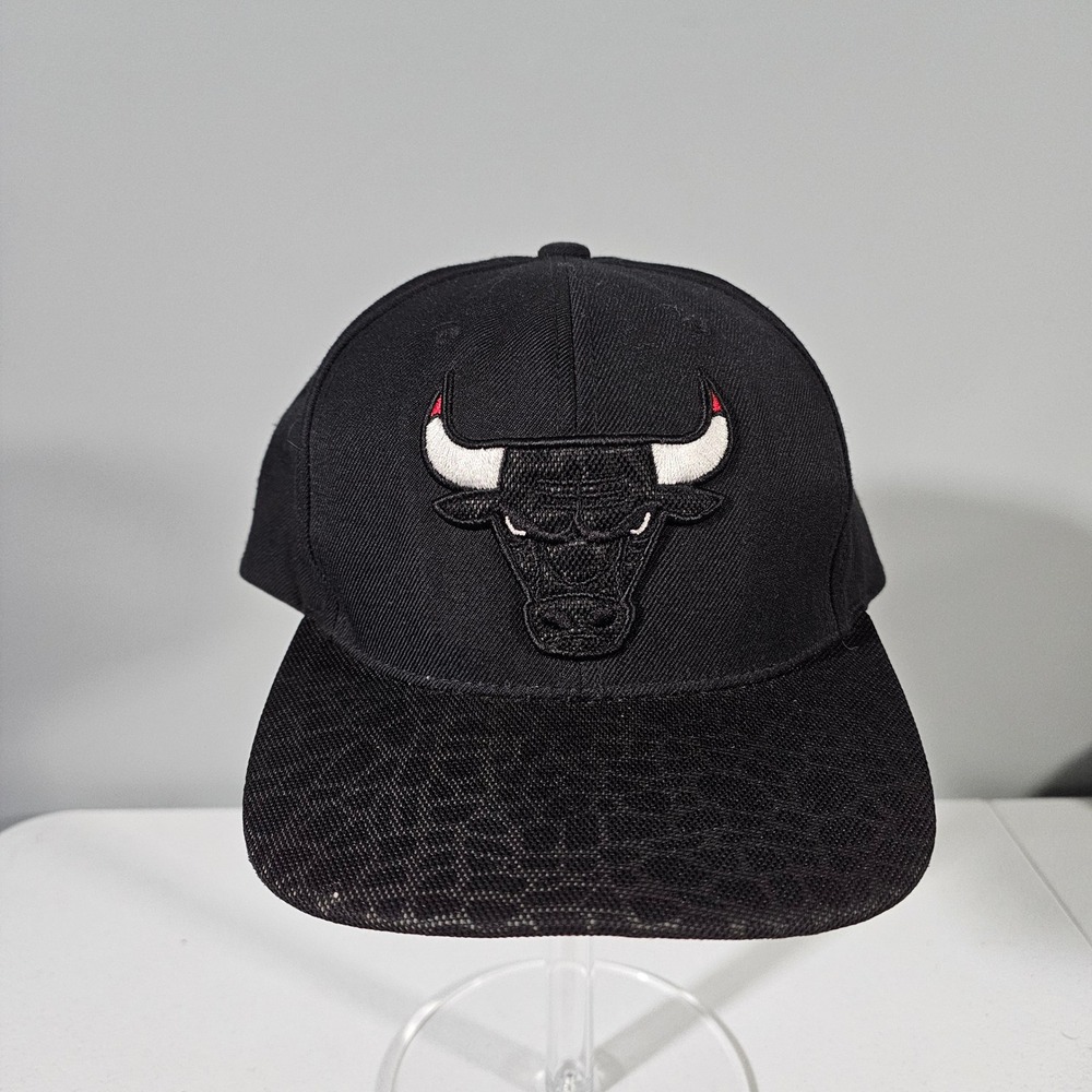 Mitchell & Ness Chicago Bulls Hat Mens OSFM Black NBA Snapback Textured Brim